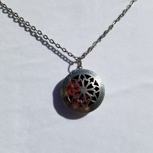 Vintage Aromatherapy Diffuser Necklace unsigned